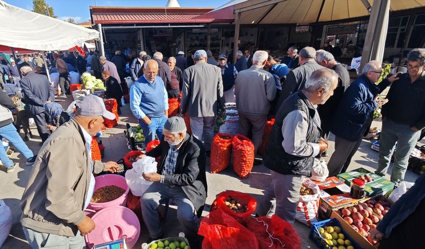 Erzincan'da Köylü Pazarında Ceviz ve Kuşburnu Fiyatları...
