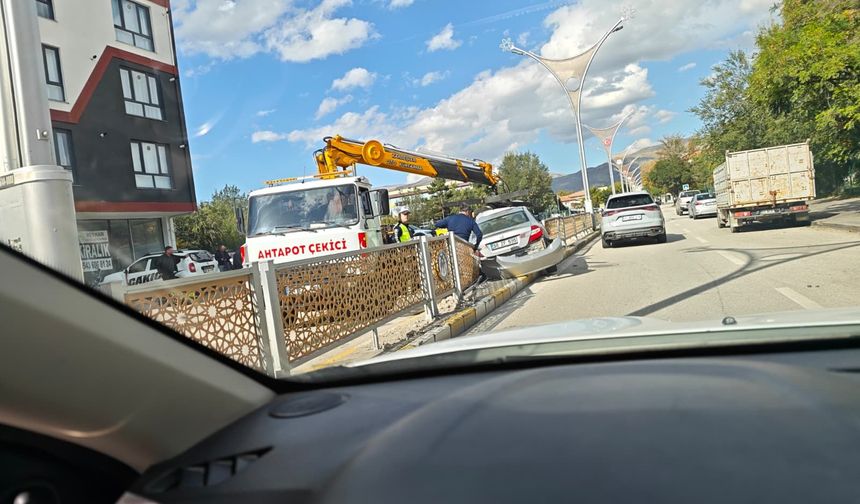 Erzincan’da Otomobil Refüje Daldı! Facianın Eşiğinden Dönüldü