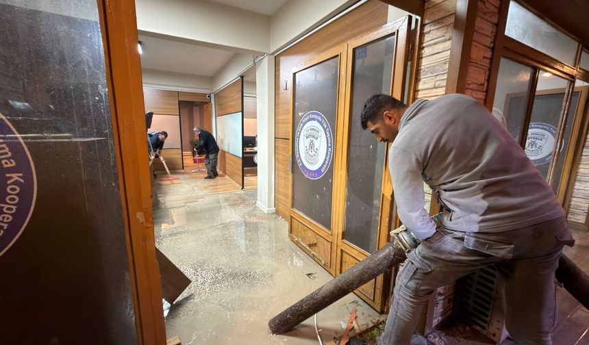 Bahçe Mahallesi’nde Heyelan, İş Yerlerinde Su Baskını: Erzincan'ın İlçesinde Ekipler Sahada