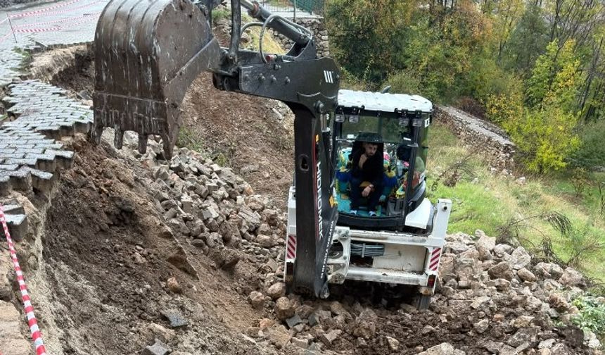 Kemaliye’de Aşırı Yağış Nedeniyle İstinat Duvarı Çöktü