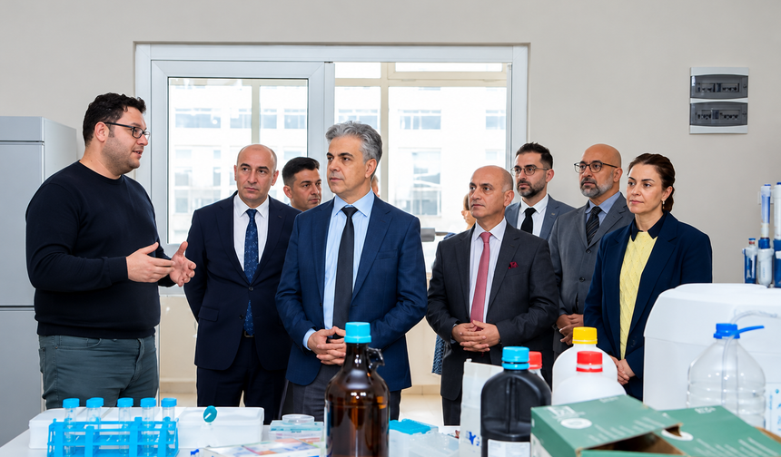 Erzincan'da Bilimsel Araştırma Altyapısı Masada: Rektör Kuyrukluyıldız Laboratuvarı İnceledi