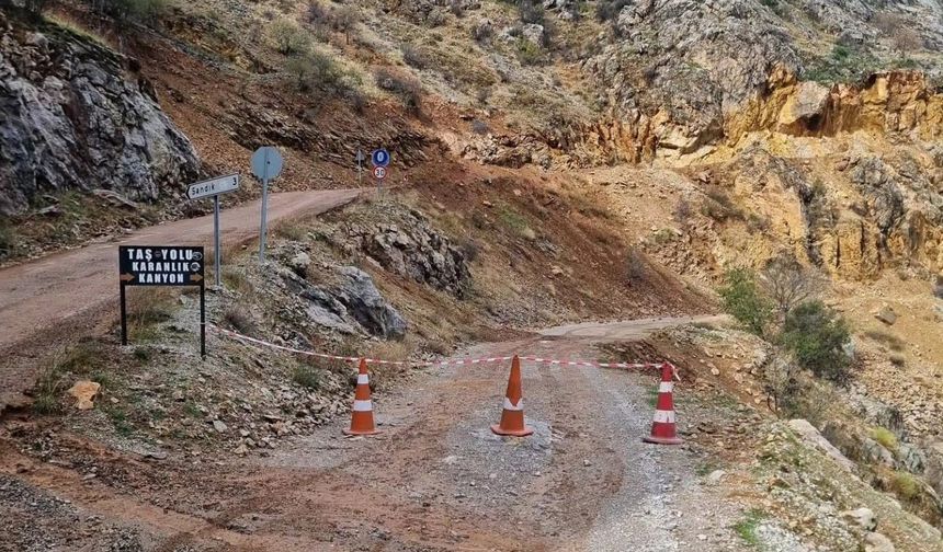 Kemaliye’de Dolu ve Heyelan: 10 Nokta Etkilendi, Bir Güzergâh Kapalı!
