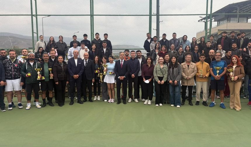Erzincan’da Cumhuriyet Bayramı Coşkusu Tenis Kortlarına Taşındı