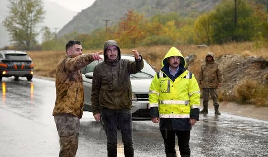 Erzincan'da Heyelanın Ardından Sansa Deresi'nde Hızlı Müdahale: Ekipler Seferber Oldu!