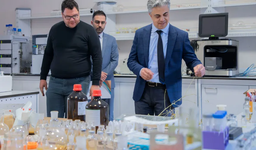Cihazları Tek Tek İnceledi! EBYÜ Rektöründen Laboratuvar Turu