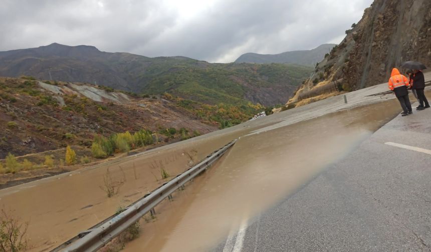 Erzincan-Erzurum Karayolunda Heyelan Meydana Geldi!