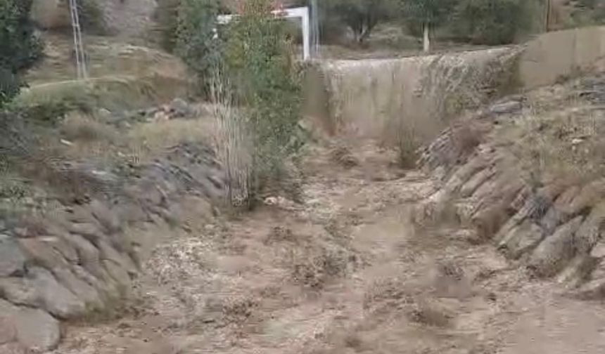 Erzincan Bayırbağ'da Sel Suları Kamerada! Vatandaşlar O Anları Kaydetti