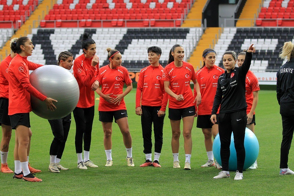 Futbolu bıraktı; 8 yıl sonra A Milli Kadın Futbol Takımına yardımcı antrenör oldu