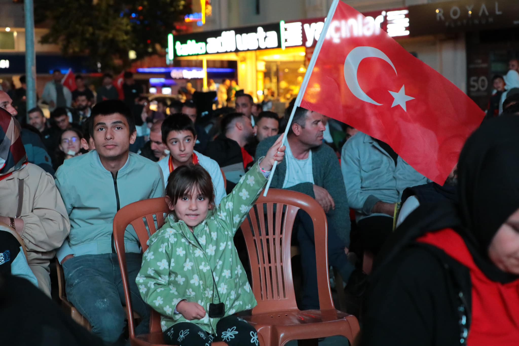 Erzincan Türkiye Karşılaşmasını Dev Ekrandan Takip Etti (1)