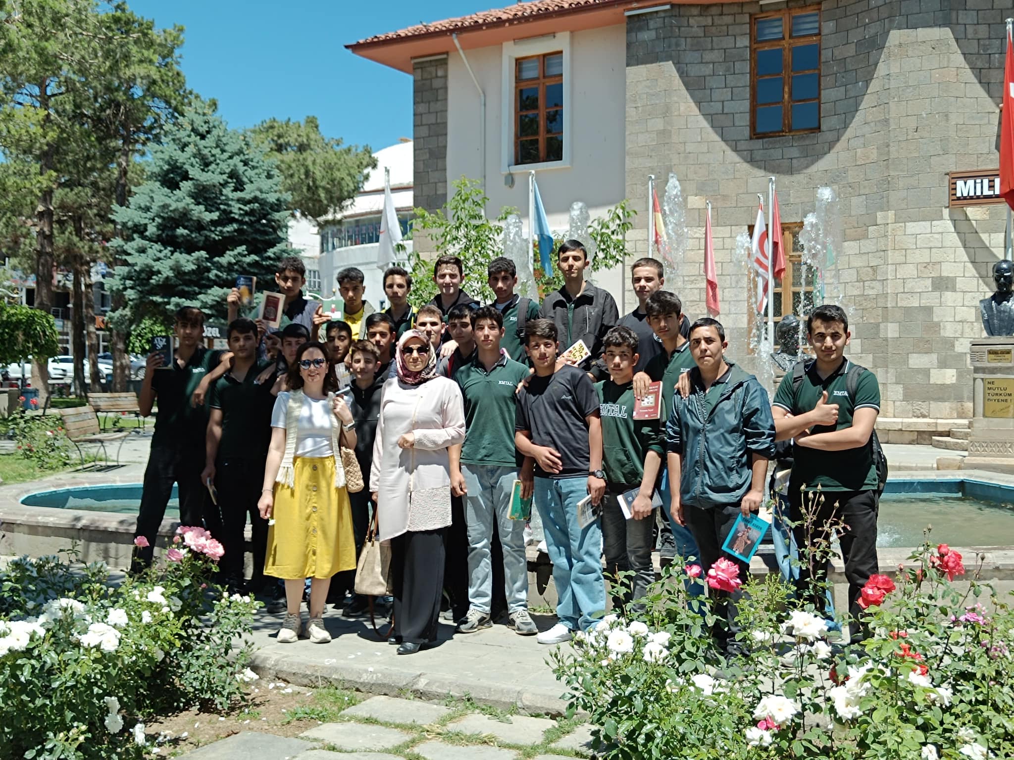 Erzincan’da Öğrenciler Parklarda Büyüklere Kitap Okudular 2-1
