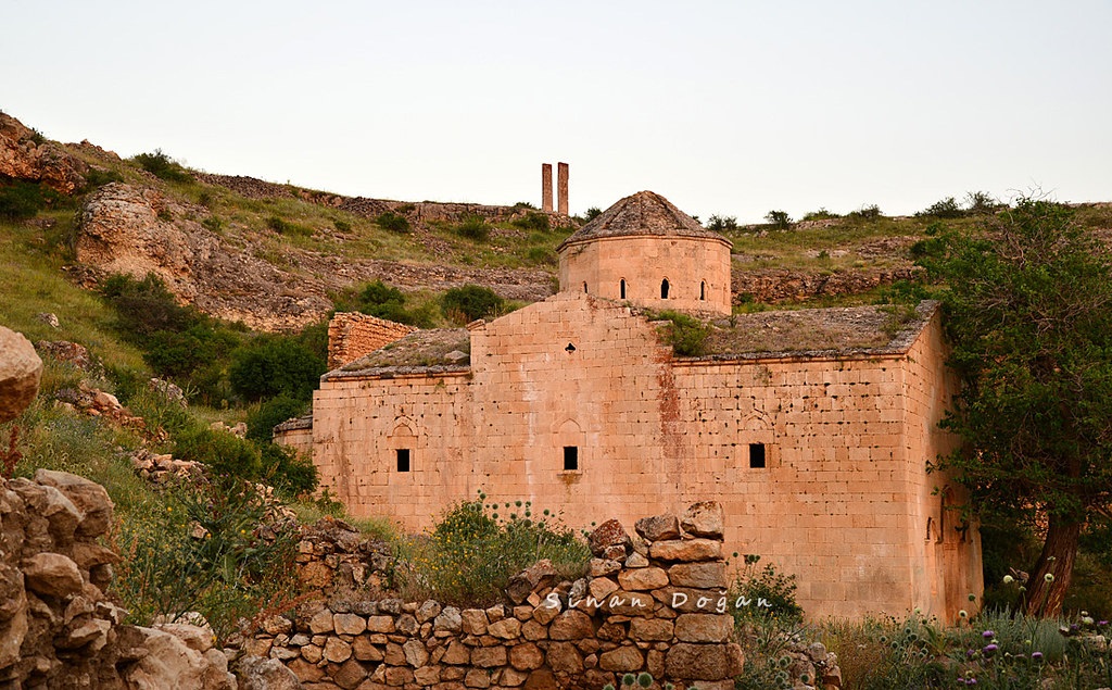 Abrenk (Vank) Kilisesi Ve Dikitleri