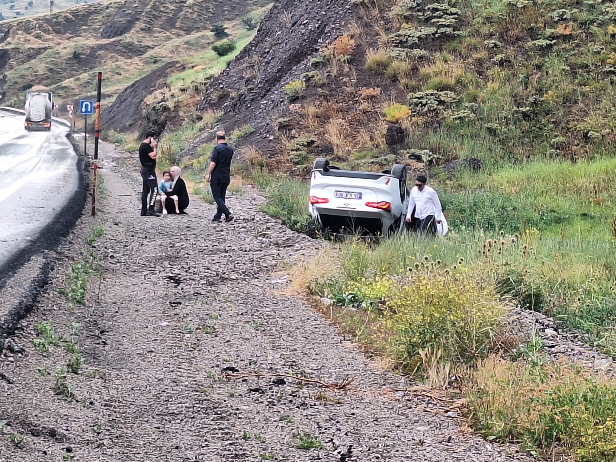 Erzincan Erzurum Karayolunda Otomobil Takla Attı  3 Yaralı 2