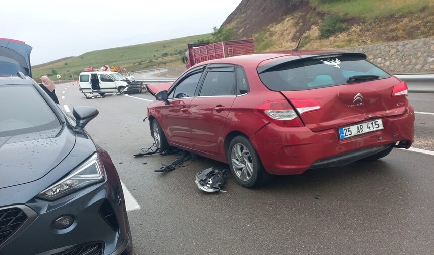 Erzincan Erzurum Karayolunda Zincirleme Trafik Kazası 4 Yaralı 2