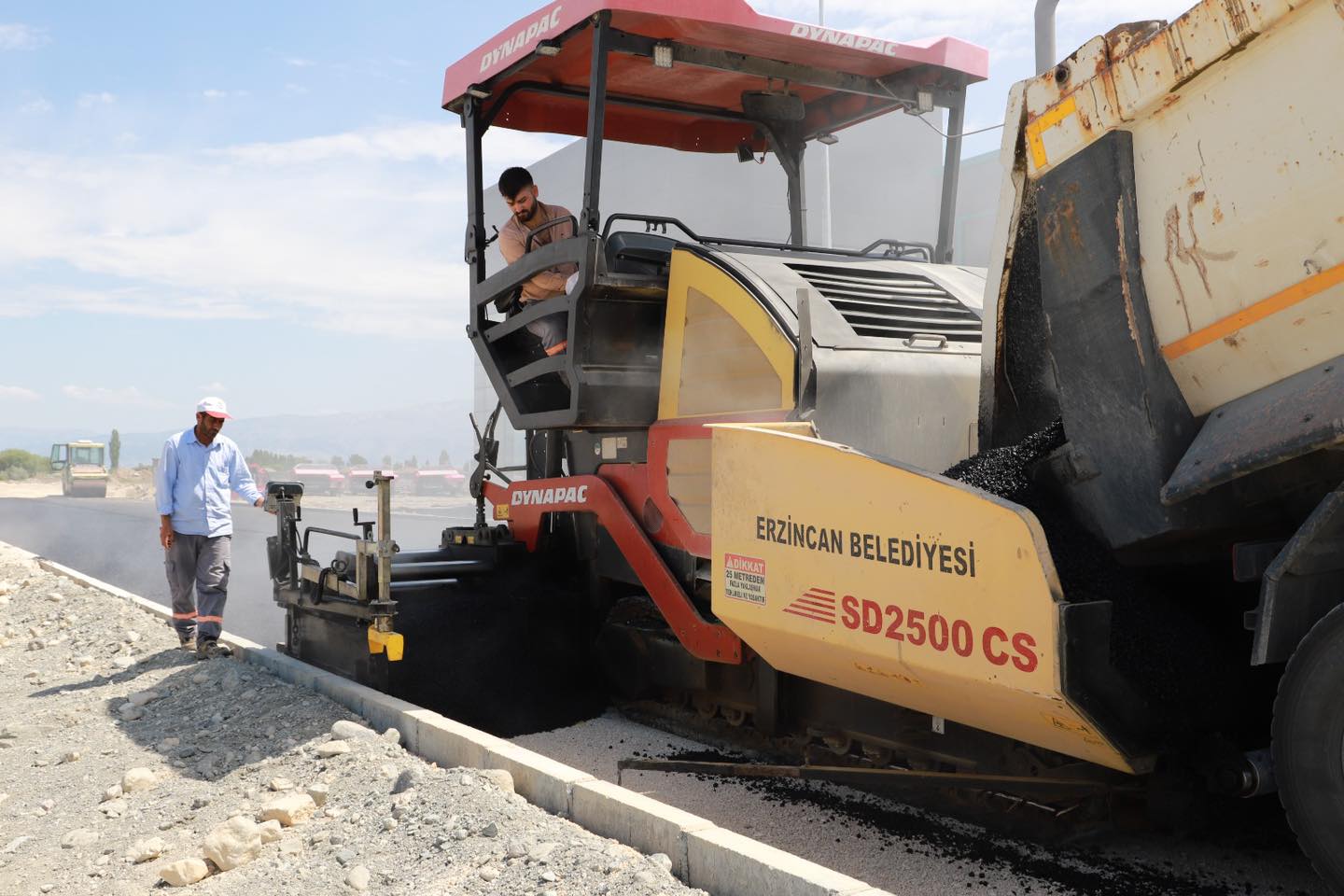 Erzincan’da Sıcak Asfalt Çalışmaları Devam Ediyor