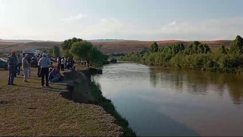 Komşu Ilimizde Serinlemek Nehre Giren 3 Çocuktan Bir Kurtarıldı, Biri Öldü 3