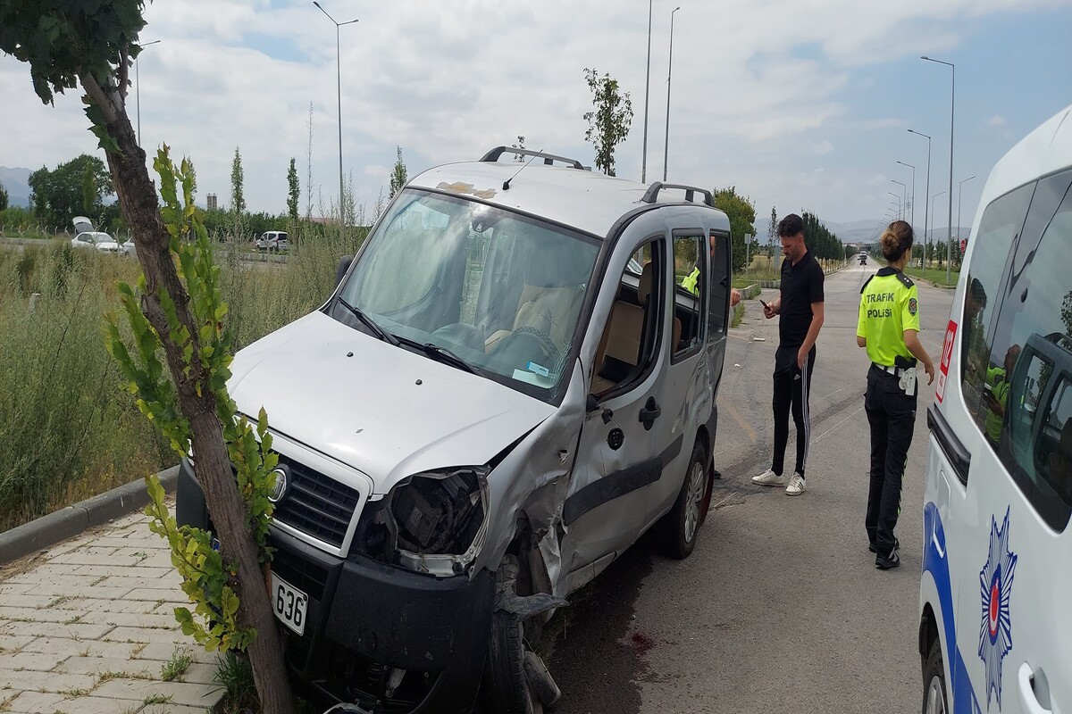 Erzincan Yolunda İki Aracın Kafa-1