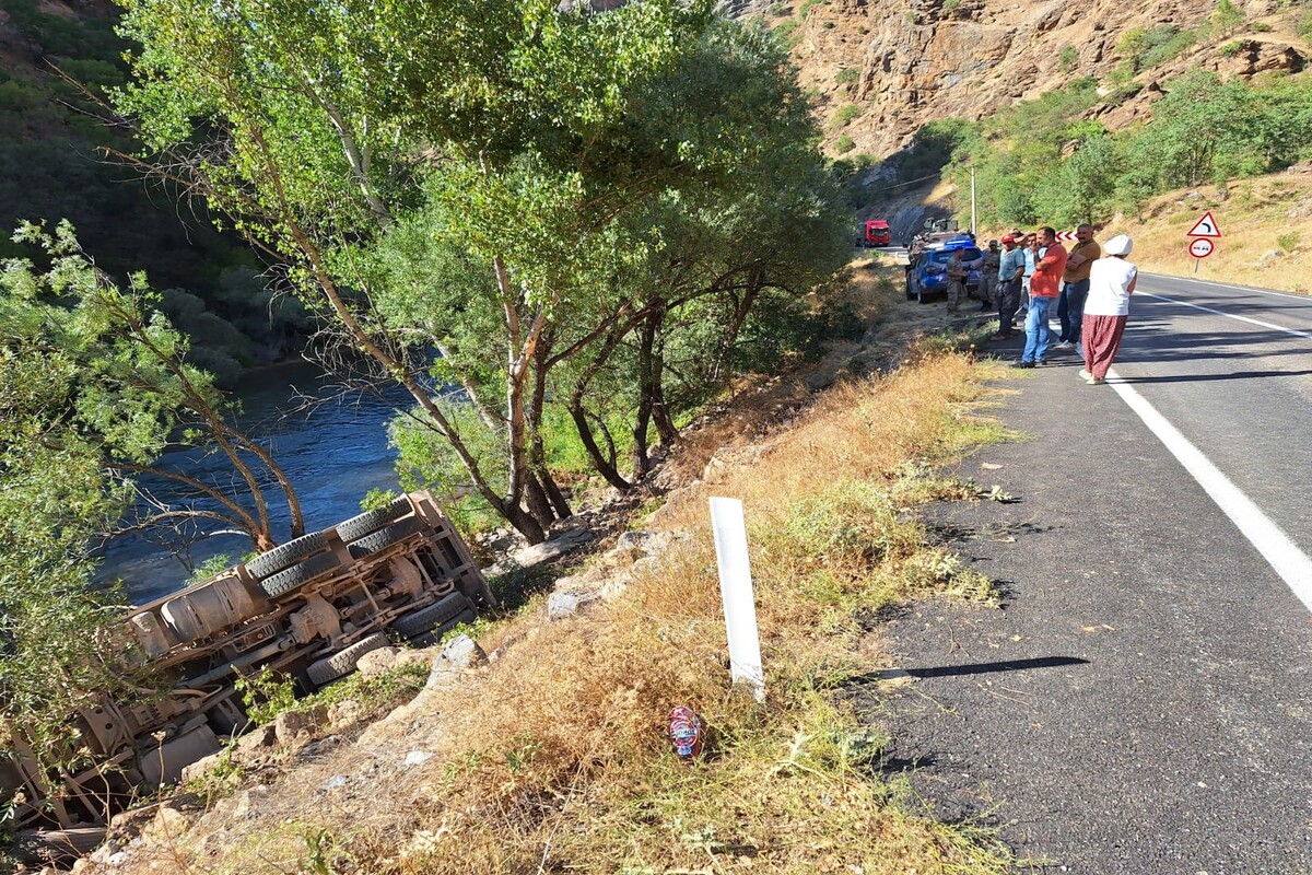 Erzincan Yolunda Kamyon Şarampol