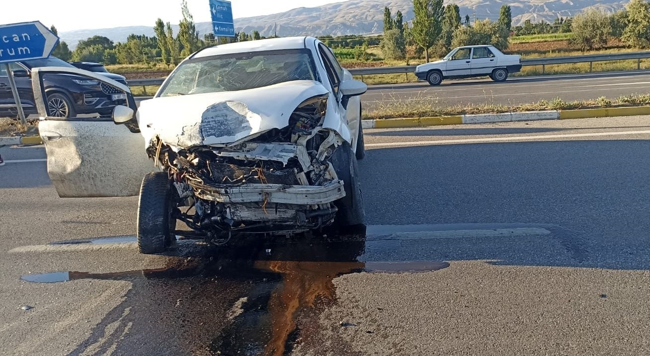 Erzincan’da Kazada Can Pazarı Yaşandı 2'Si Çocuk 8 Yaralı 1