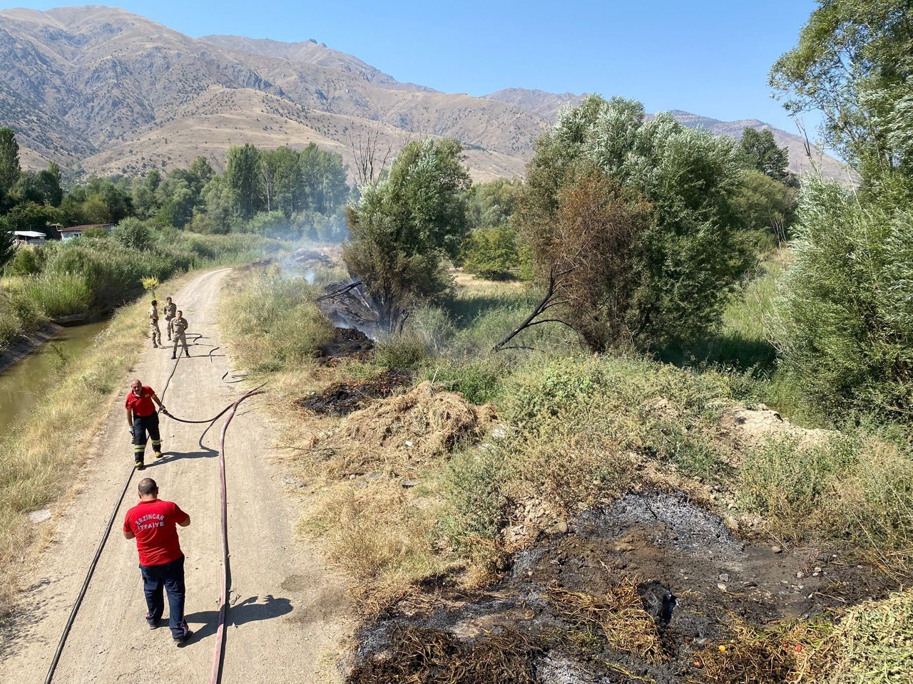 Erzincan’da Örtü Yangını Paniğe Sebep Oldu