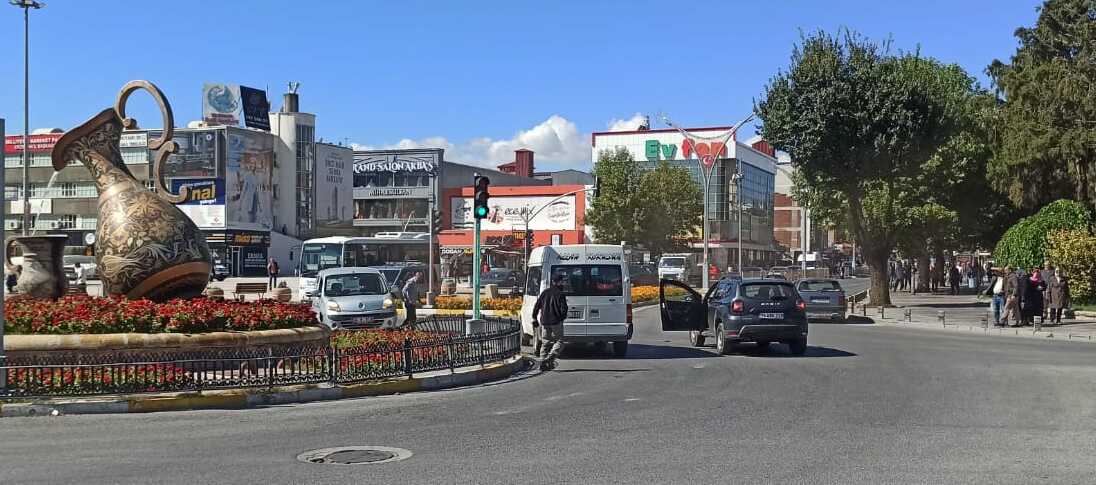 Erzincan Dörtyol Kavşağında Maddi Hasarlı Kaza 3