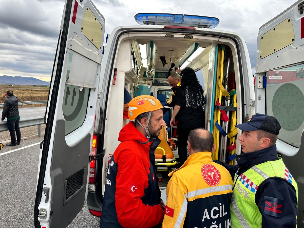 Erzincan Yolunda Otomobil Su Kan (1)