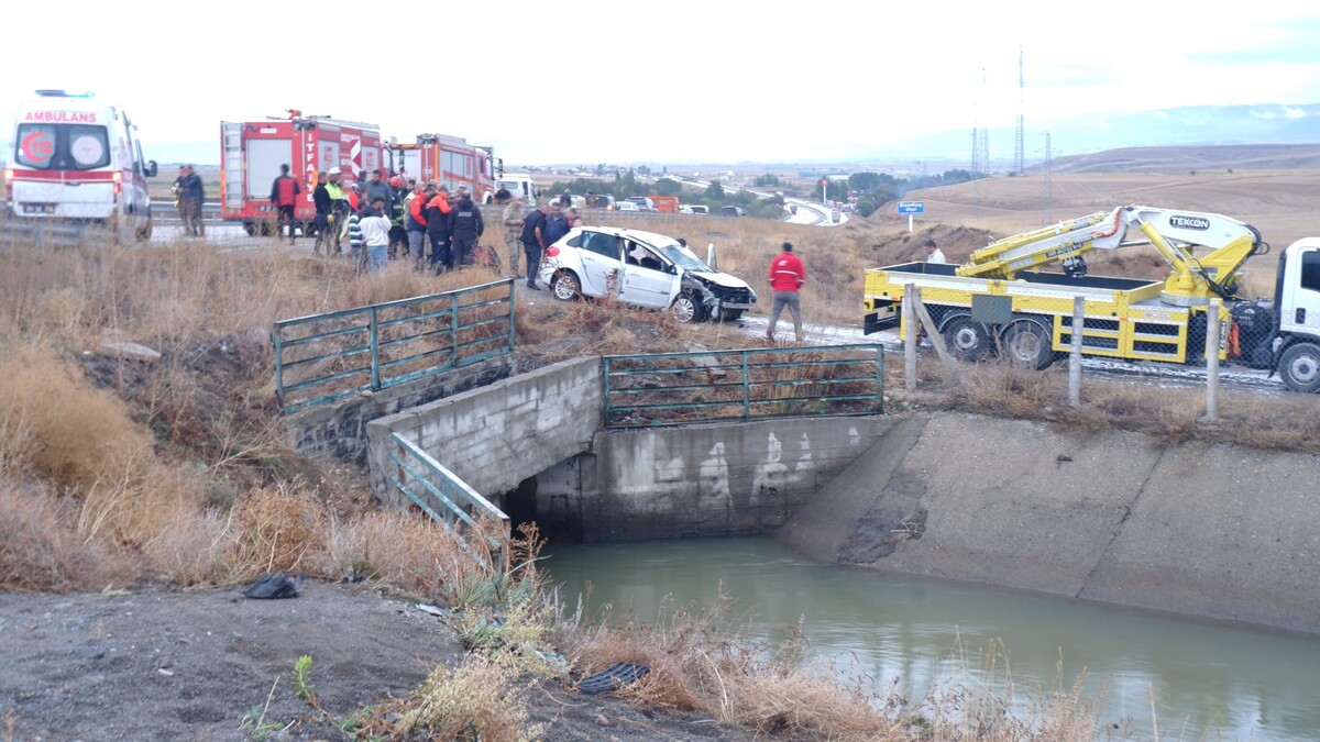 Erzincan Yolunda Otomobil Su Kan