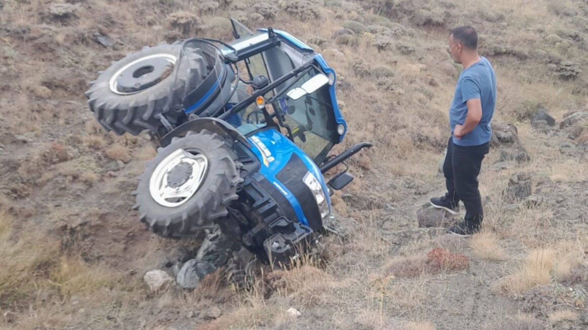 Erzincan’da Traktör Şarampole Uçtu 2 Yaralı