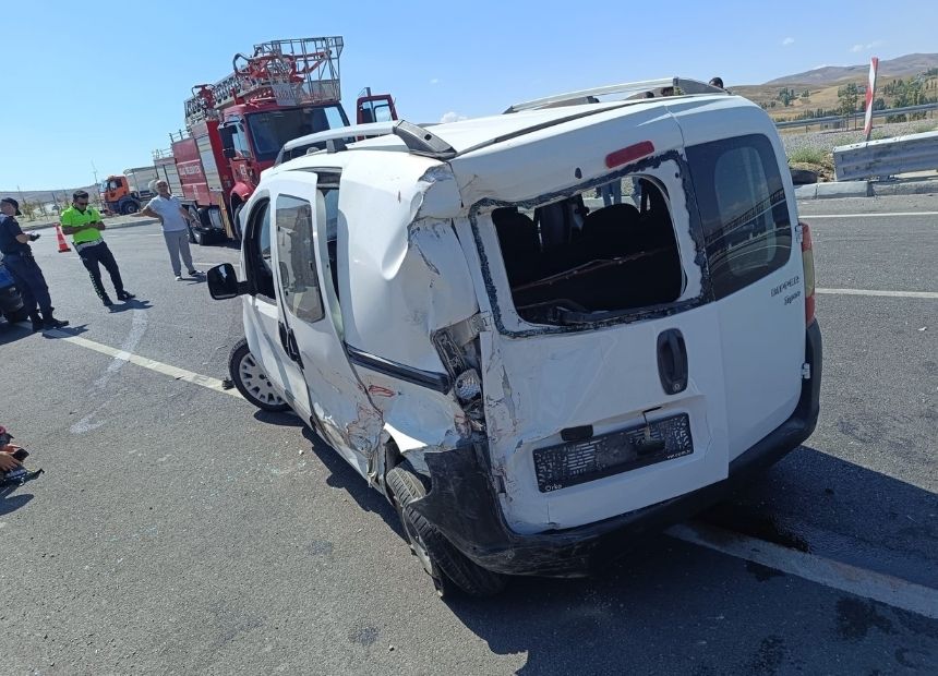 Sivas'ta Otomobilin Kağıt Gibi Buruştuğu Feci Kaza 9 Yaralı (3)