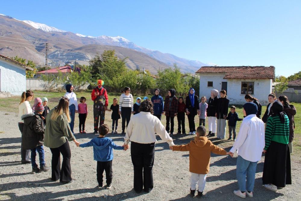 Erzincan'da gönüllü öğrencilerden köy okuluna anlamlı ziyaret-1