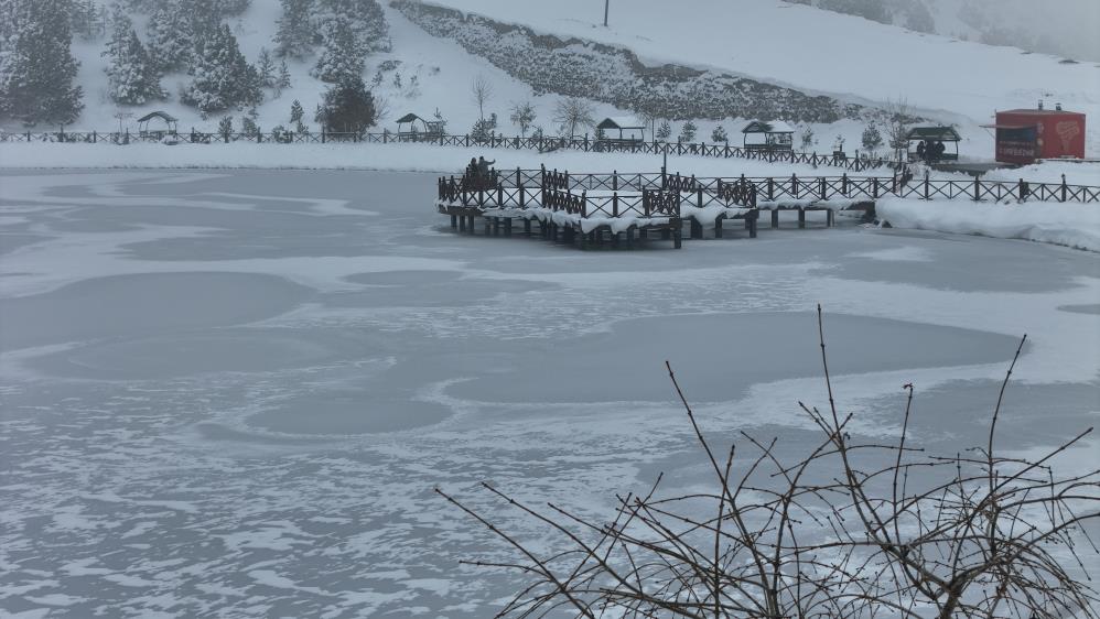 Erzincan'da buz tutan Ardıçlı Gölü'nde kış manzaraları-1