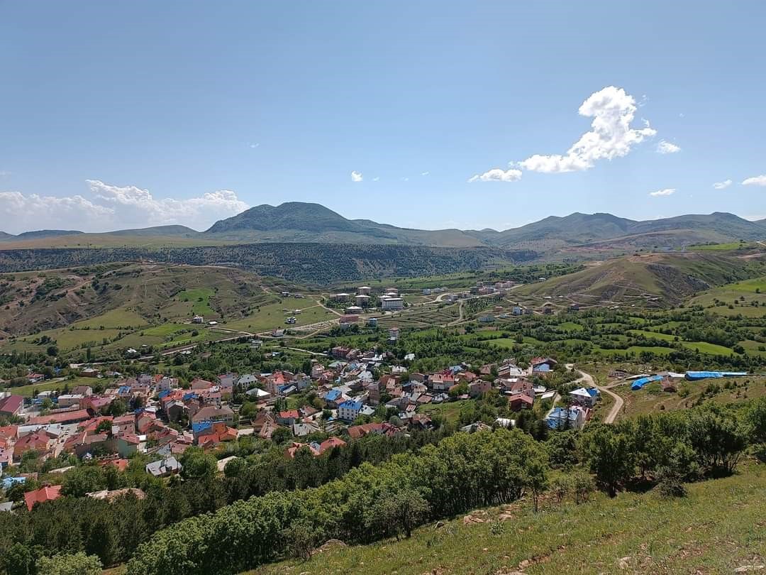 Erzincan – Elazığ Karayolu Üzerinde Bulunan Tunceli’nin Hozat Ilçesinde Define Bulma, Define Kazma Ve Tarihi Eser Satışı Vaadiyle Vatandaşlar Dolandırıldı.