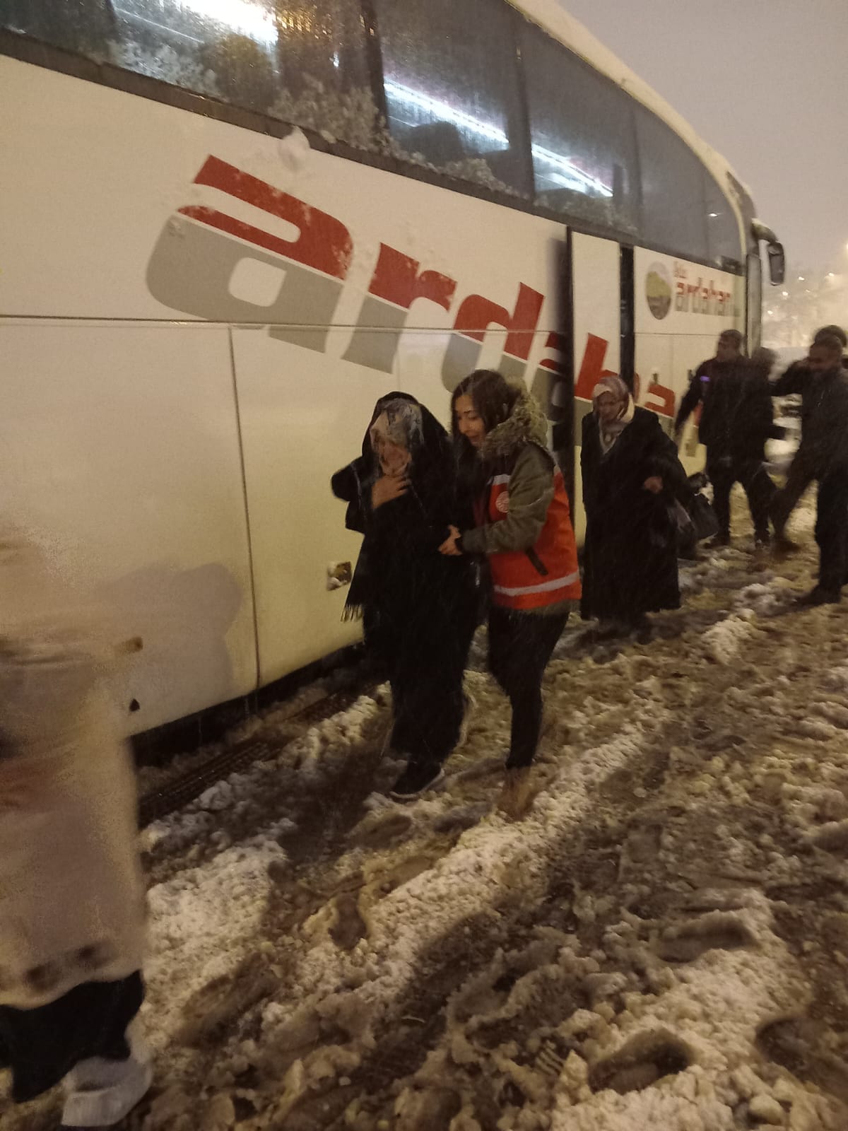 Erzincan'da, Mahsur Kalan Yüzlerce Vatandaşı Yurtlara Yerleştirildi.. (9)