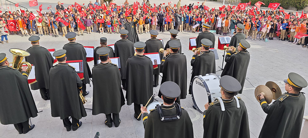 Erzincan’da Minik Öğrenci Askeri Bandoyu Yönetti2