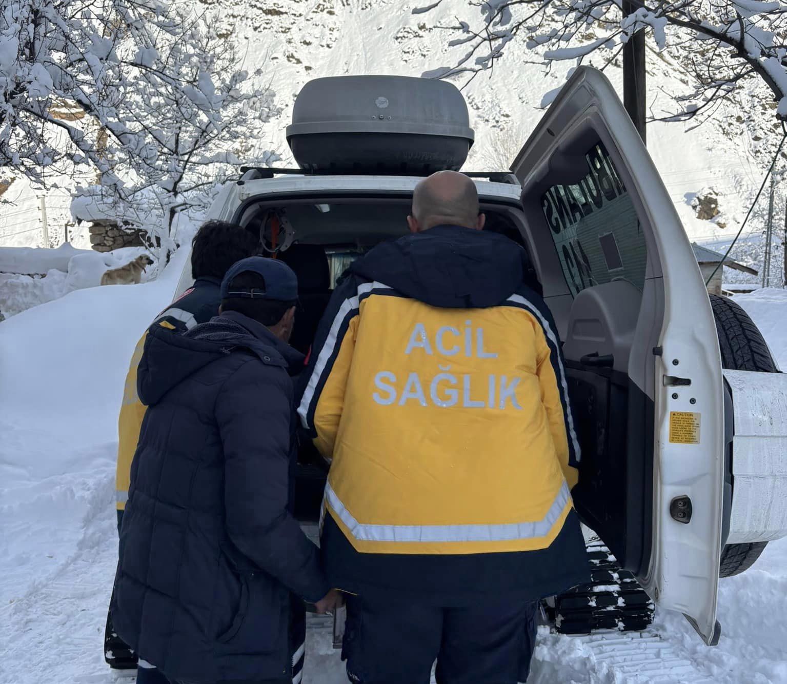 Erzincan'da Rahatsızlanan Vatandaşa Kar Paletli Ambulansla Ulaştılar.. (2)