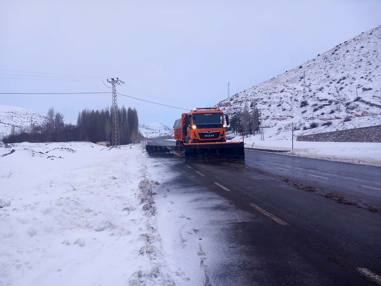 Erzincan’da Yüksek Kesimlere Kar Yağdı