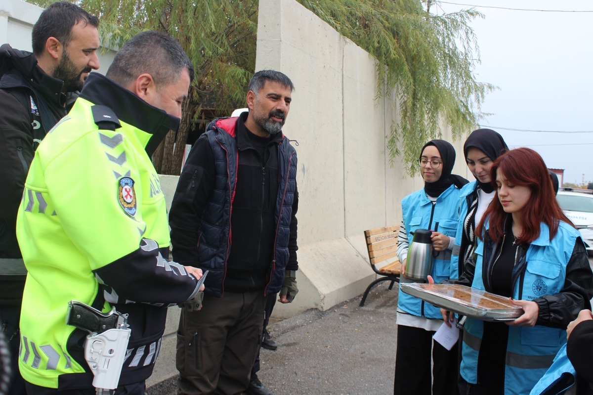 Erzincan'da öğrencilerden polislere destek 3