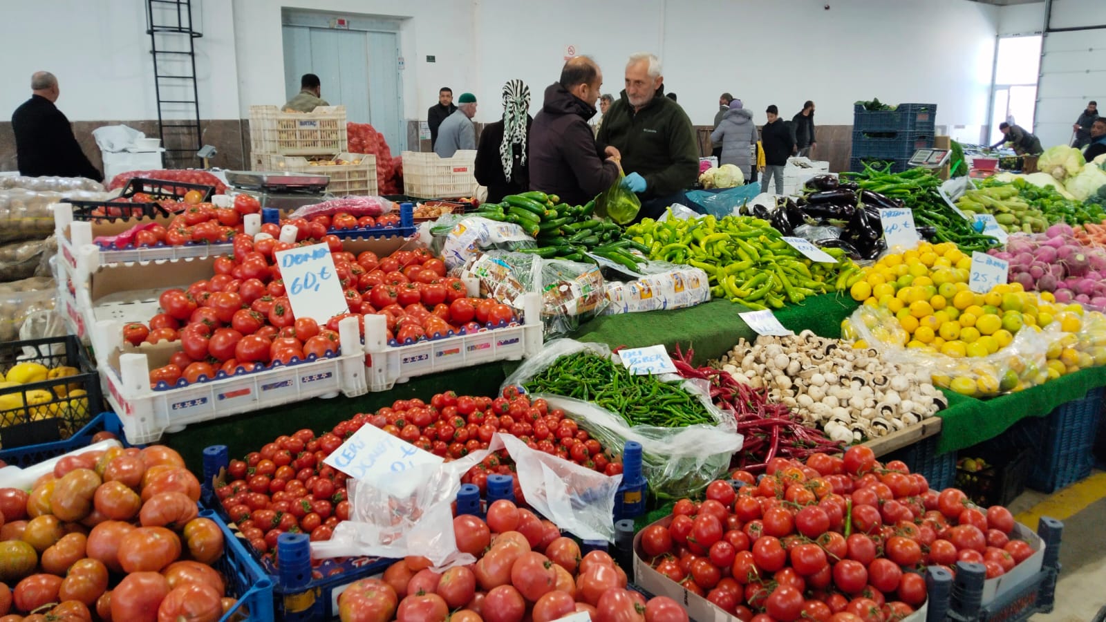 Erzincan pazarında sessiz bekleyiş işte fiyalar