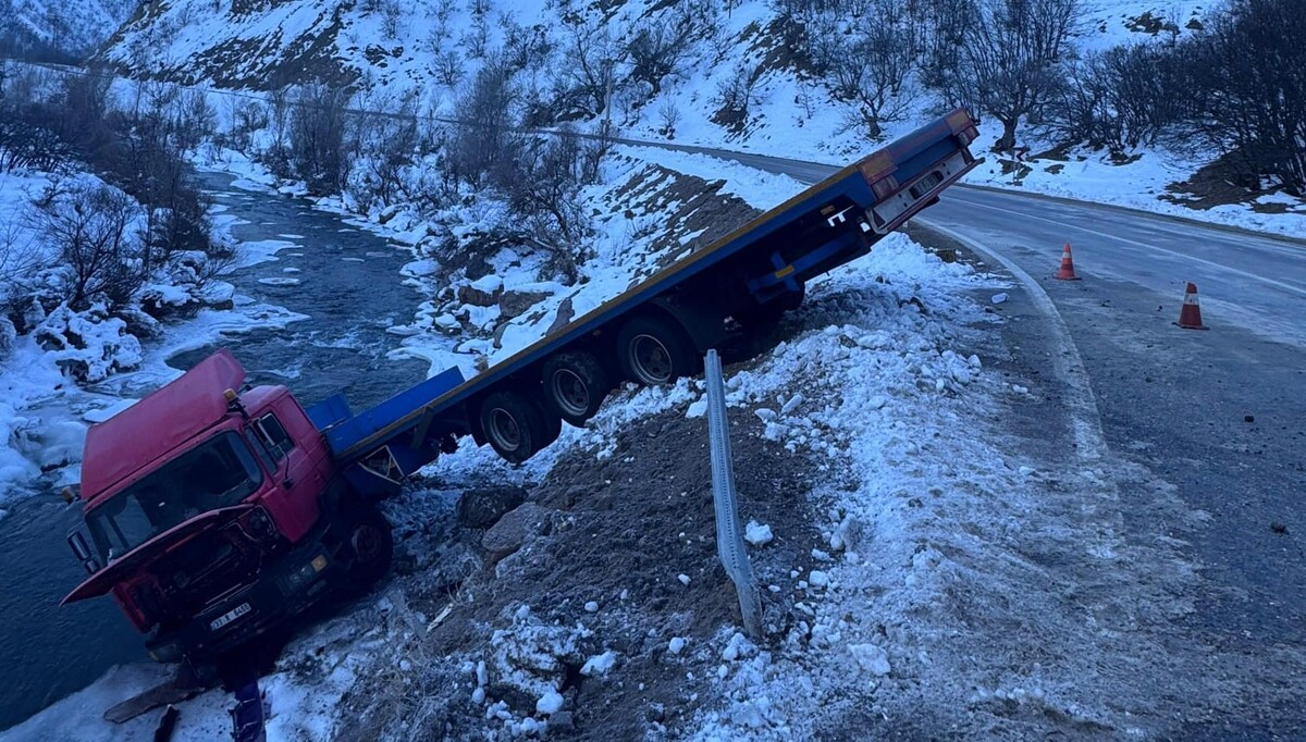 Erzincan yolunda tır dereye uçtu 1