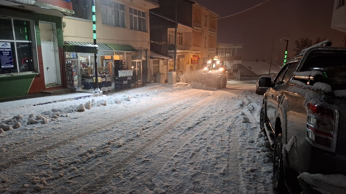 Erzincan - Pülümür yolu zincirsiz araçlara kapatıldı