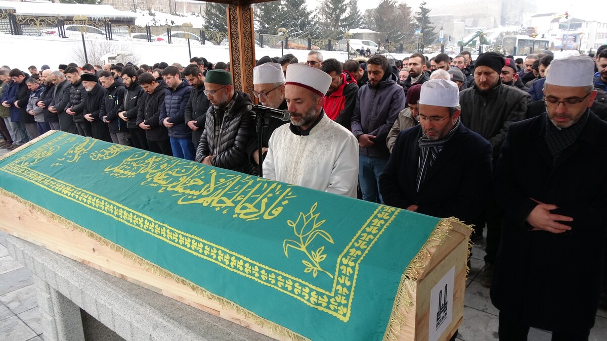 Erzincan yolunda kayıp öğretmen son yolculuğuna uğurlandı-1