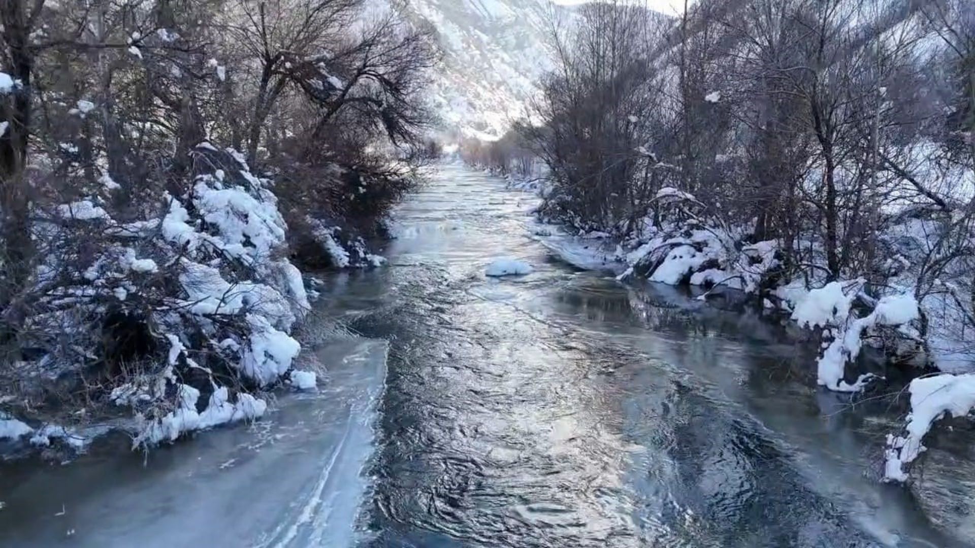 Erzincan Yolundaki Pülümür Çayı Buz Tuttu