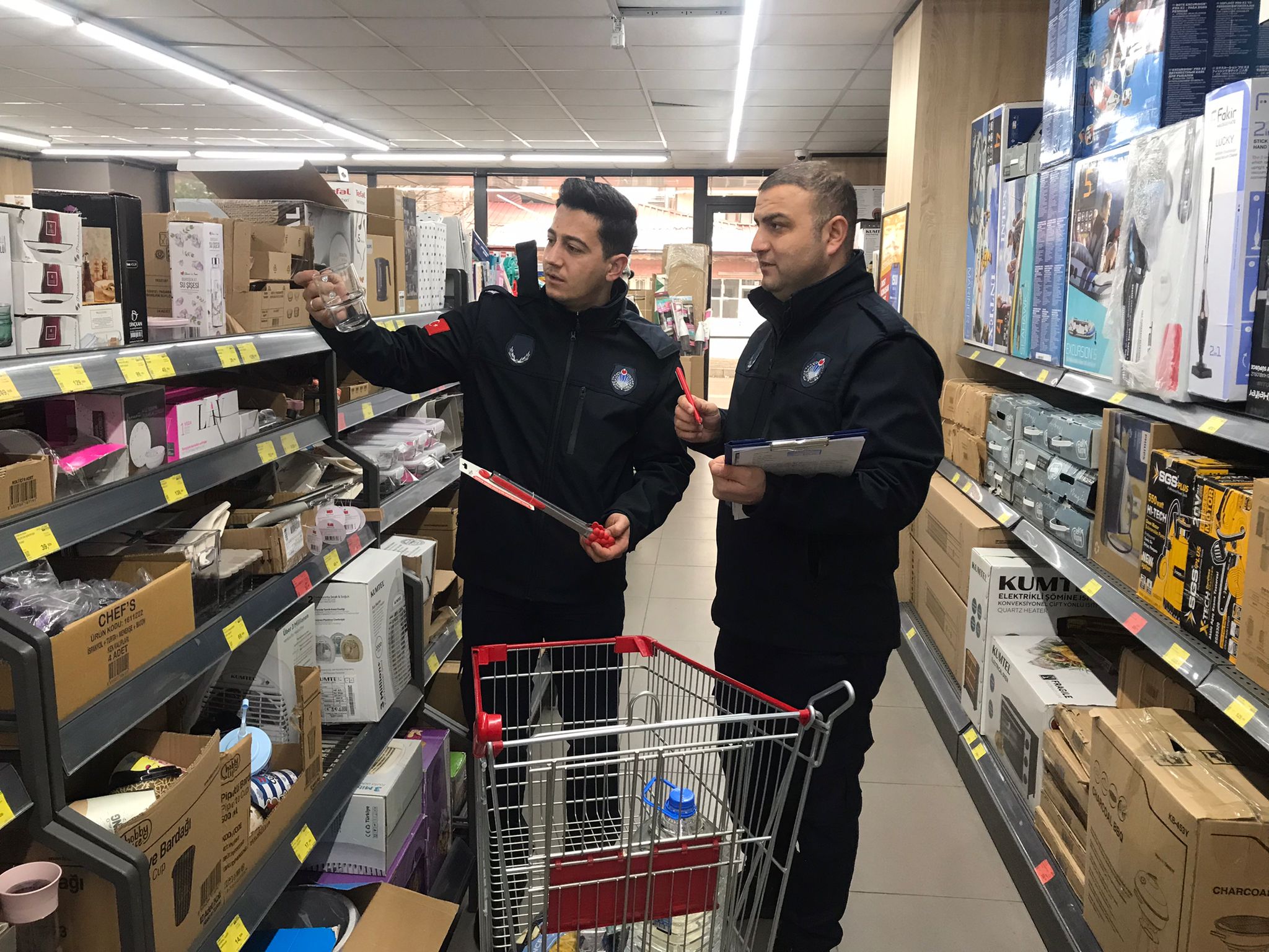 Erzincan'da zabıta ekiplerinden marketlere sıkı denetim-1