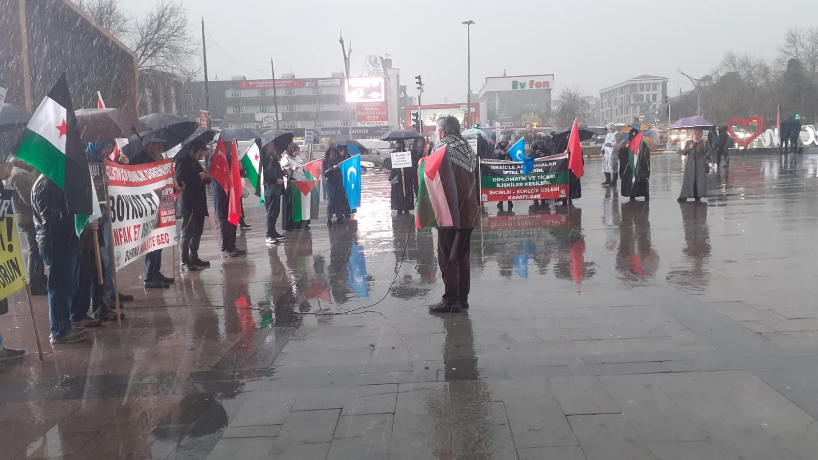 Erzincan şiddetli yağmura rağmen Filistin'i unutmuyor 2