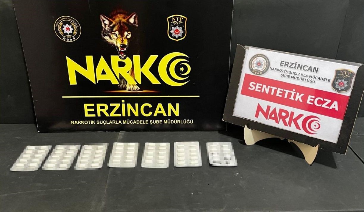 Erzincan’da bir ikamette yapılan aramada 64 adet sentetik hap ele geçirildi. İl Emniyet Müdürlüğü Narkotik Suçlarla Mücadele Şube Müdürlüğü ekiplerince, uyuşturucu madde ticareti yapan ve kullanan şahıslara yönelik yapılan çalışmalarda neticesinde, S.Ç. i