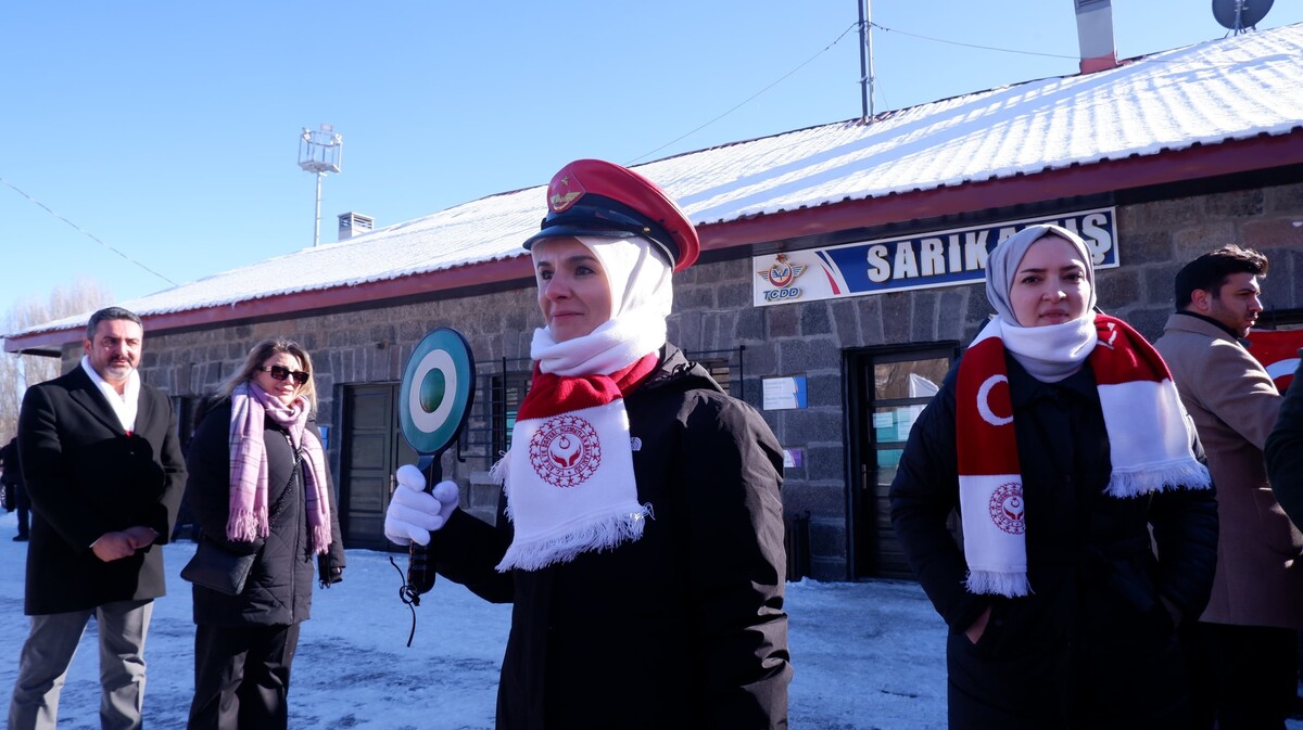 Sarıkamış Treni’ndeki gençleri Bakan Göktaş karşıladı-1