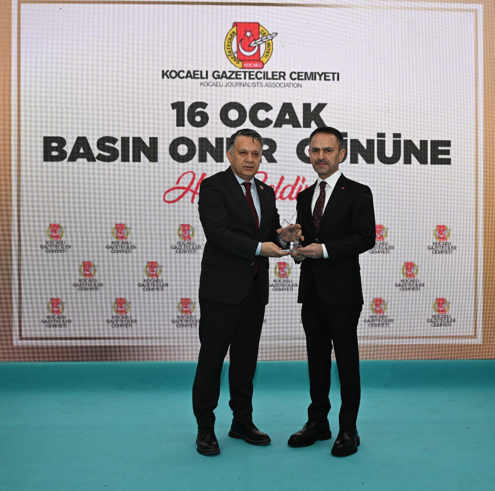 Kgk’ Ya İzmit’de Basın Onur Günü’nde Ödül Verildi 1