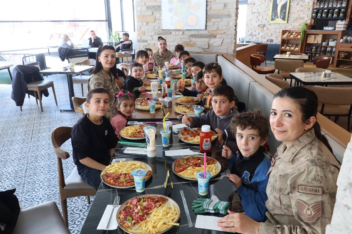 Erzincan Jandarmasından Çocuklara Tatil Gibi Bir Gün... (3)