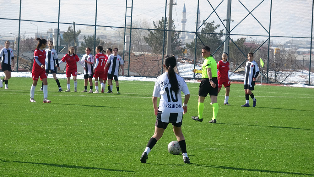 Erzincan Kadın Futbol Takımı Can Çekişiyor1