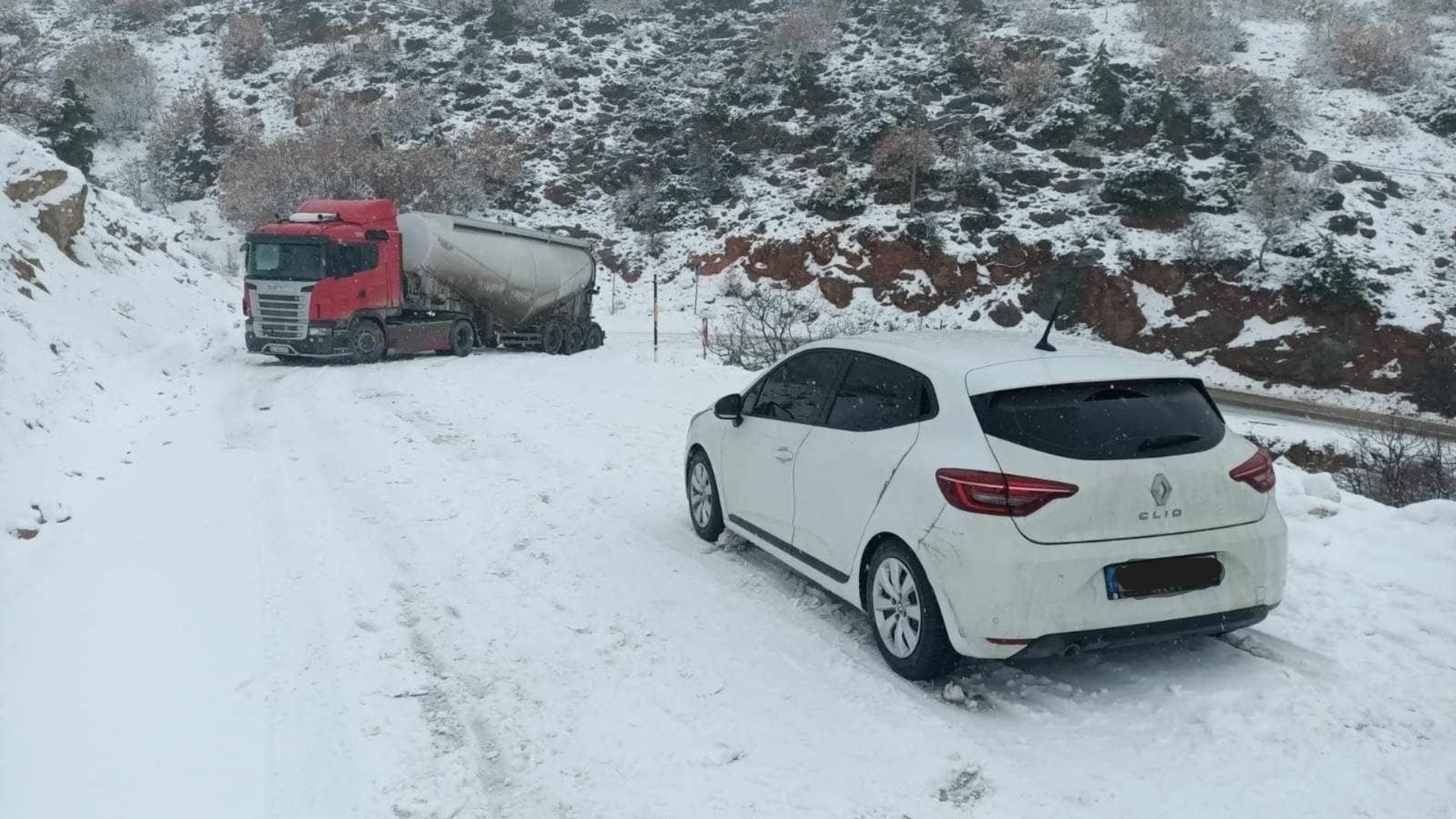 Kemaliye’de Vatandaşların Dutbeli Yolunda Çözüm Çağrısı