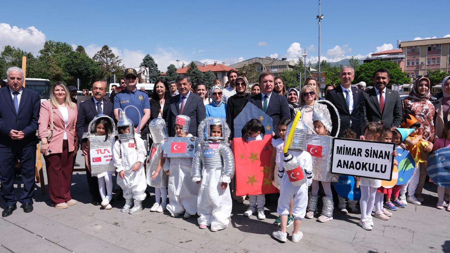 Çevrene iyi Bak: Plastik kirliliği ile Mücadele Temalı Farkındalık Yürüyüşü.